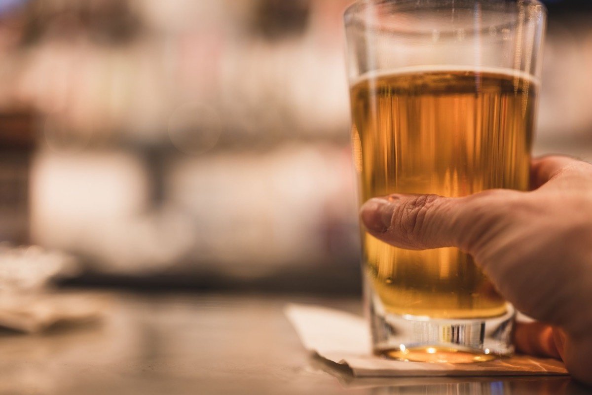 Birra fresca alla spina sul bancone