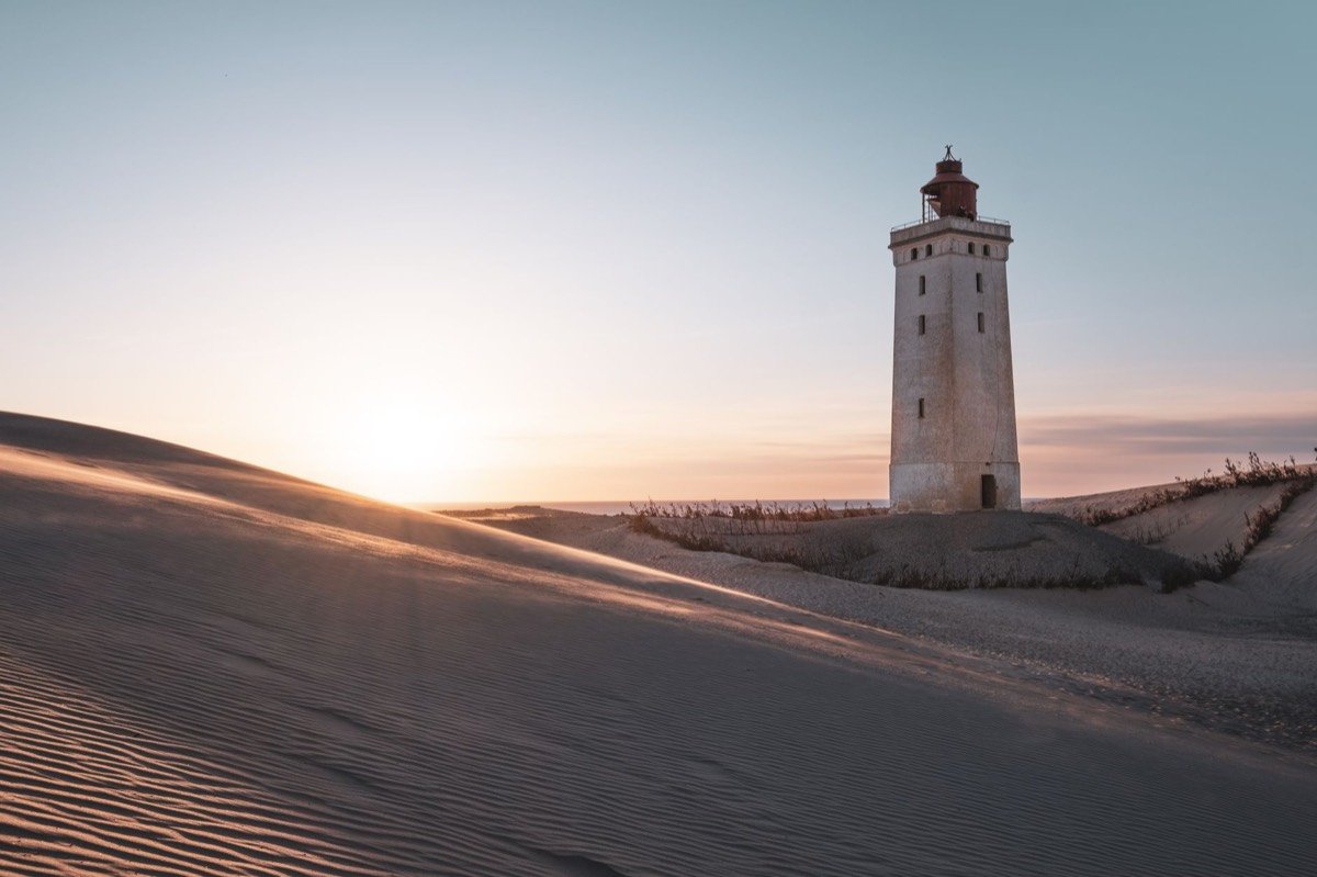Il faro al tramonto sul mare