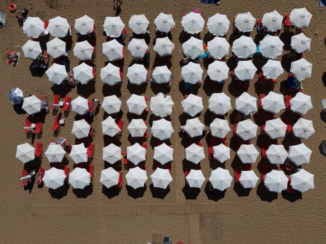 File di ombrelloni sulla spiaggia