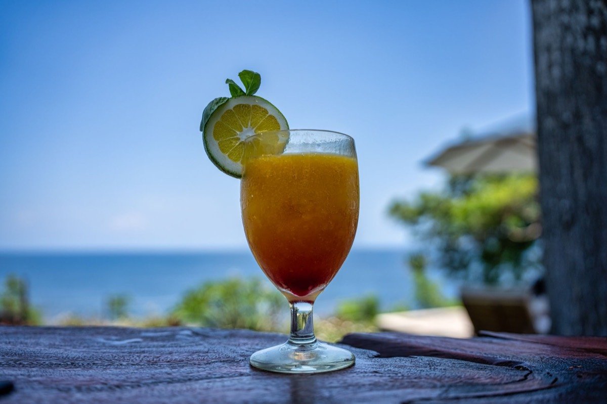 Spritz sul bancone con il mare sullo sfondo